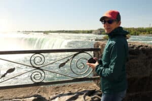 Sylvie devant les chutes Niagara