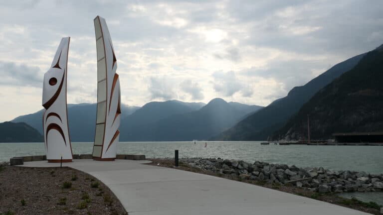 Une sculpture imposante réalisée par un artiste autochtone local, James Harry, a été installée à Squamish au Sp'akw'us Feather Park.