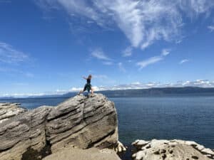 Sylvie s'en donne à coeur joie sur les rochers du bord de mer